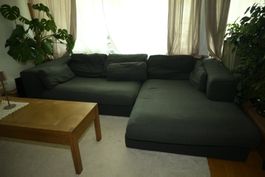 Dunkelgraues Sofa von Möbel Pfister (linksseitig)