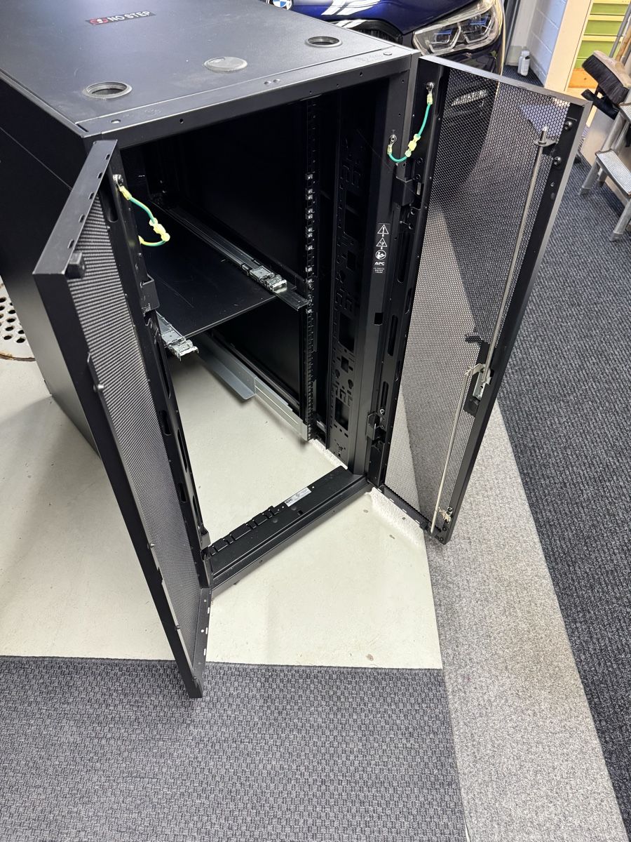 Apc Racks & Cavalletti: APC NetShelter SX 24U Server Rack – Usato da Winterberg ZH venduto da Motti5 5