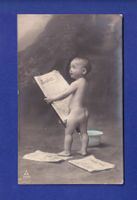 ENFANT - Bébé nu qui lit le journal