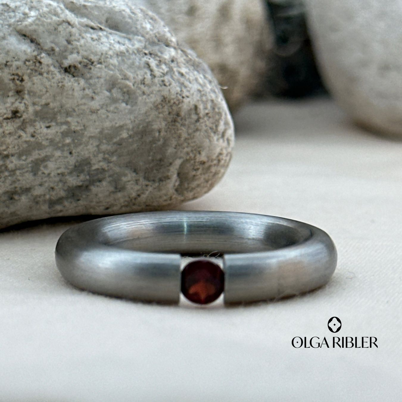 Olga Ribler Ringe: Edelstahl Pneu Ring mit Granate Ringgrösse 50 – Neu (gemäss Beschreibung) aus Luzern von Schmuckoutlet 2