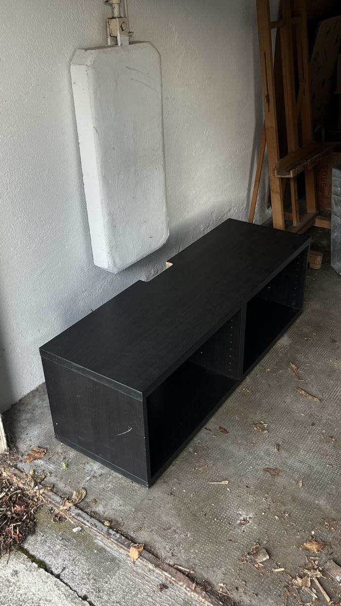 Ikea Meubles TV: Meuble TV noir – D'occasion à Daillens par BrandonW