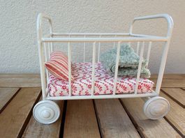 Babybett für Puppenhaus, passt auch zu Maileg (grün)