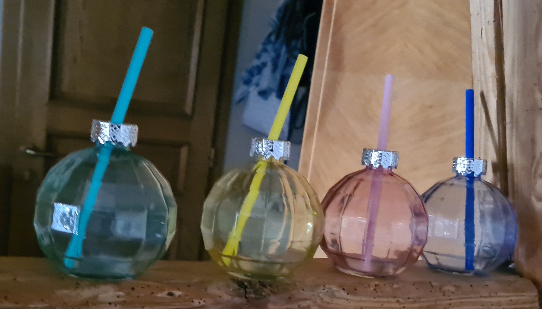 Bicchieri: 4 bunte Trinkgläser mit Röhrli in Weihnachtskugel-Form. – Nuovo e nell'imballaggio originale da Winterthur venduto da bibummi 2