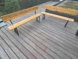 2 Festbänke mit Rückenlehne – Holz / Metall