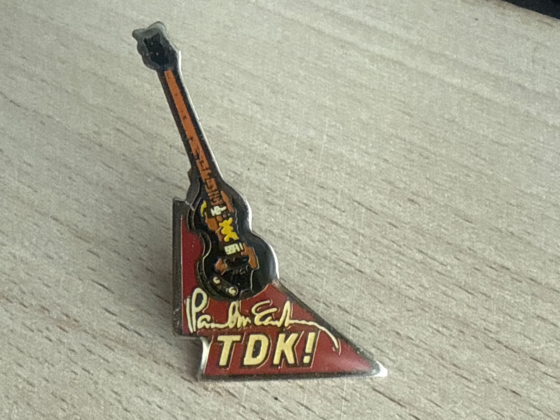 Plaketten & Abzeichen: Pin Gitarre TDK – Gebraucht aus Glattbrugg von Schweigmatt