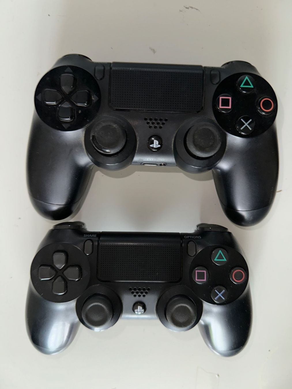 Sony Konsolen: PS4 Pro + 2 manettes – Gebraucht aus Renens VD von mar_7v8g 1
