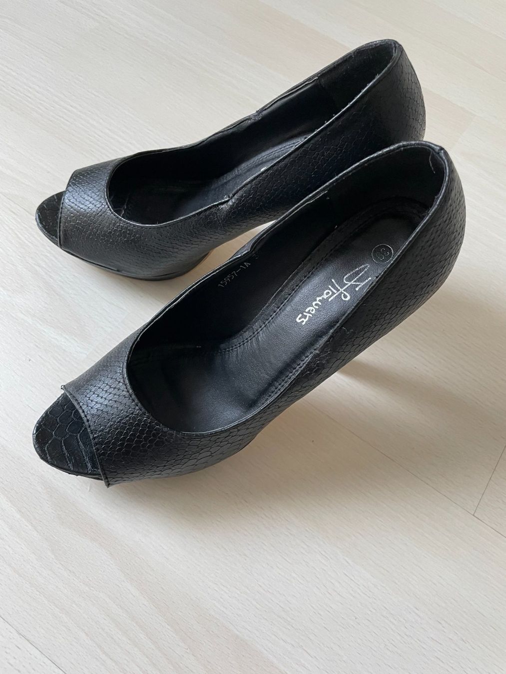 Damenschuhe: Peep toe-Plateau-High heel schwarz Gr. 39 – Gebraucht aus Schindellegi von Moom1402 1