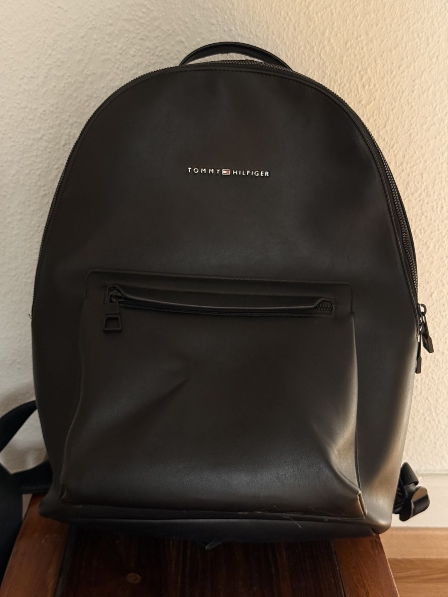Tommy Hilfiger Zaini: Tommy Hilfiger Black Leather Backpack – Usato da Lausanne venduto da KolaG7