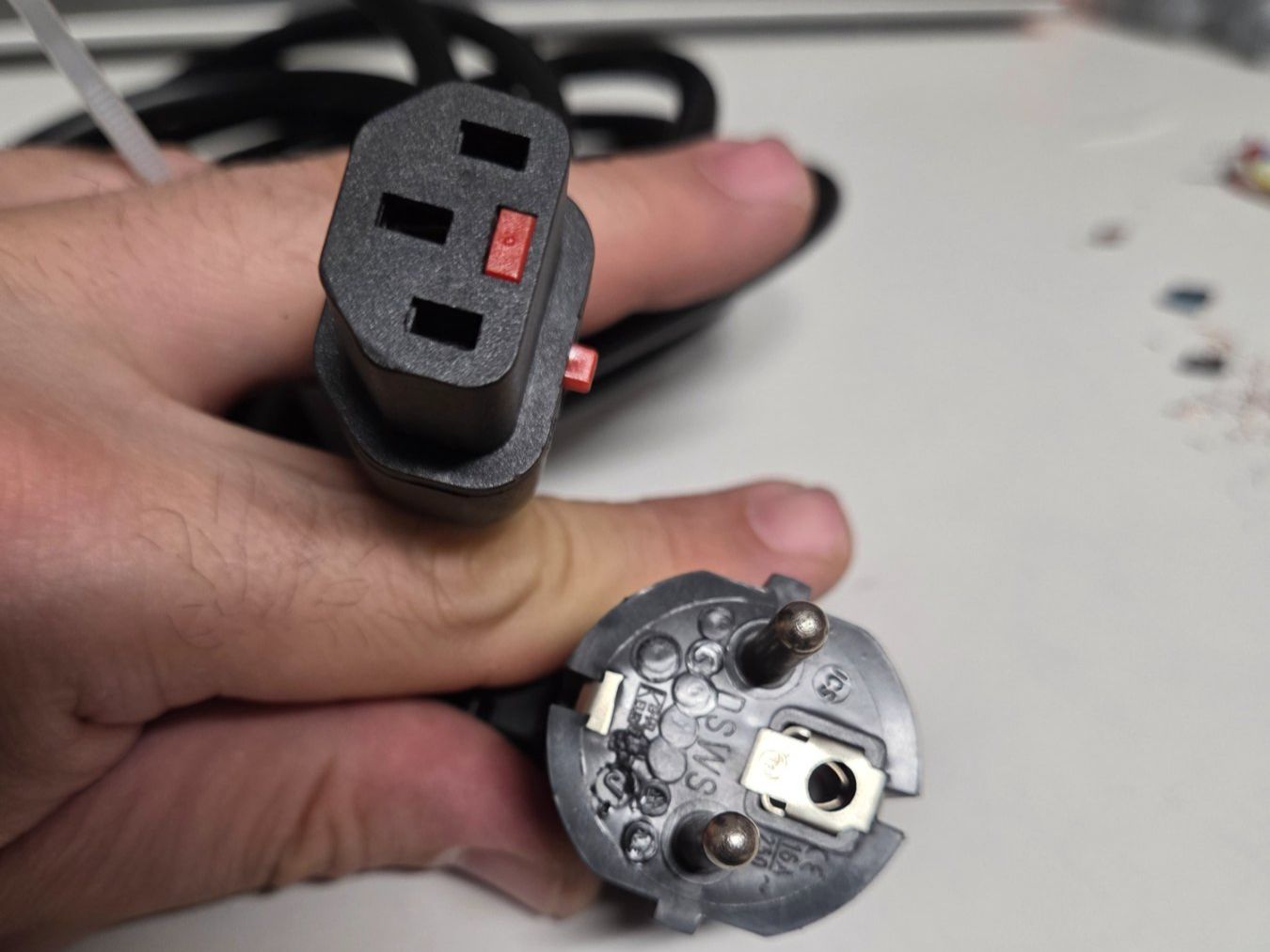 Kabel: Netzkabel 230V DE FR C13 Schuko Stromkabel 3m Iec Lock CEE7 – Gebraucht aus Zürich von Alibaba1234 1