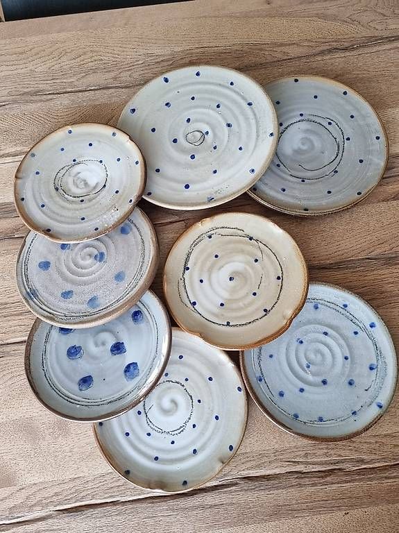 Piatti: 6 kleine Keramik Teller + 2 Servierteller, Handarbeit  – Usato da Ostermundigen venduto da d-p73 1