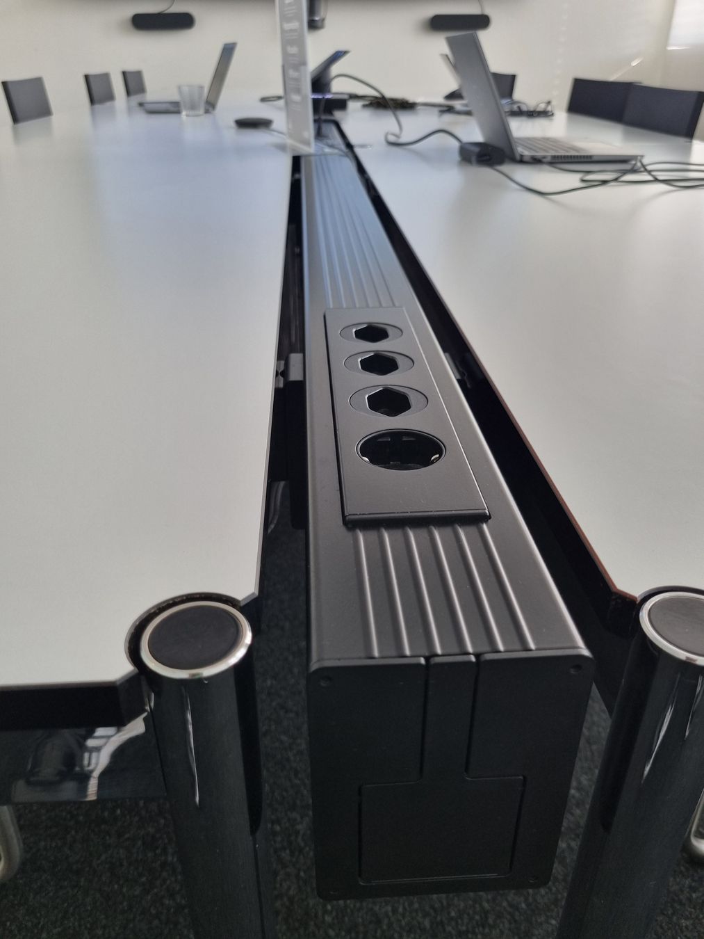 Altro Materiale elettrico: USM Kabelkanal mit integrierter Steckerleiste B0289 – Usato da Affoltern am Albis venduto da Zapro