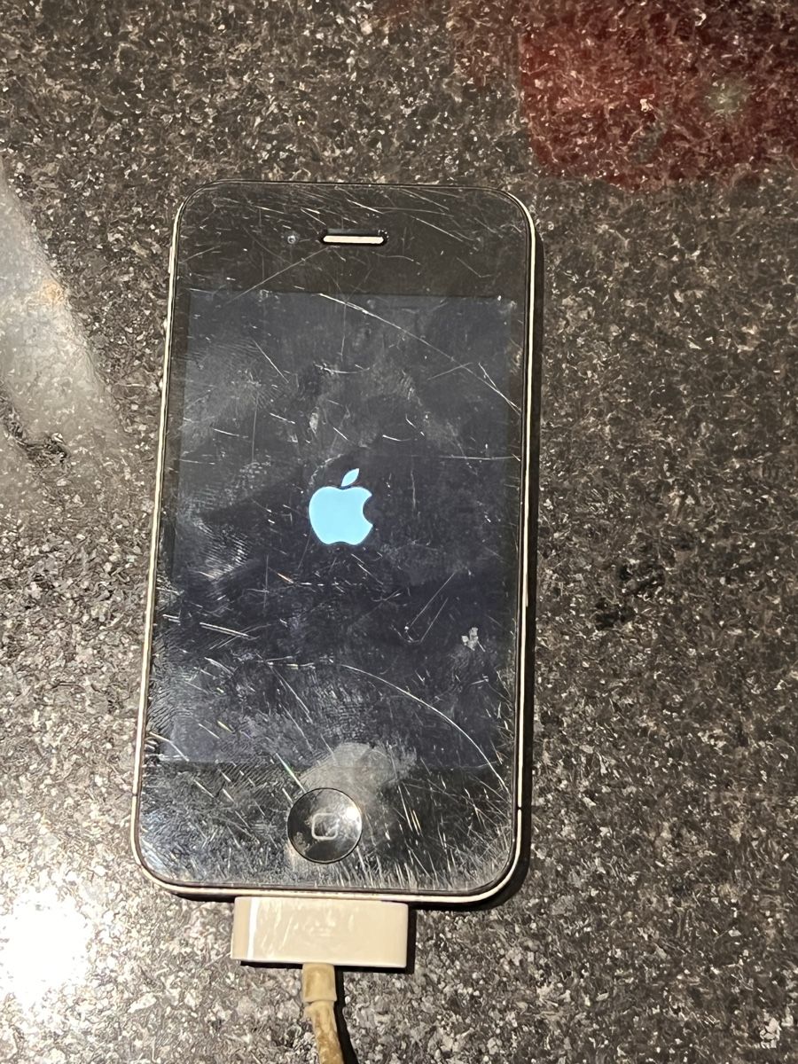 Apple Telefoni cellulari / Smartphones: iPhone 4 Schwarz mit starken Gebrauchsspuren – Difettoso da Winterthur venduto da ChicMarkt 7