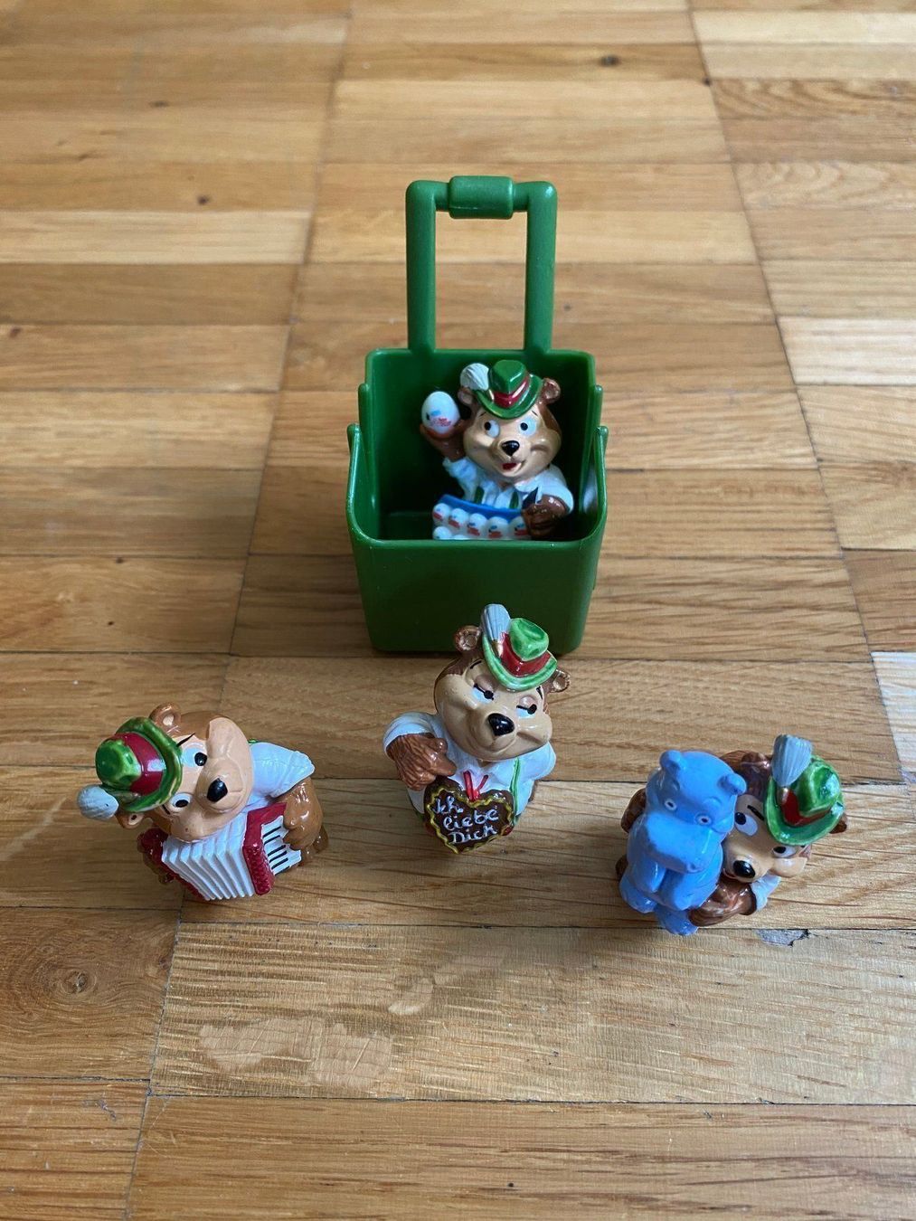 Giocattoli: 4 Bären Spielfiguren mit Korb – Usato da Kastanienbaum venduto da Muenchnerkindl1