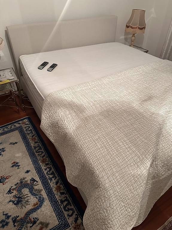 Lits: Bett mit elektronischem Lattenrost – D'occasion à Allschwil par 1994marco 1