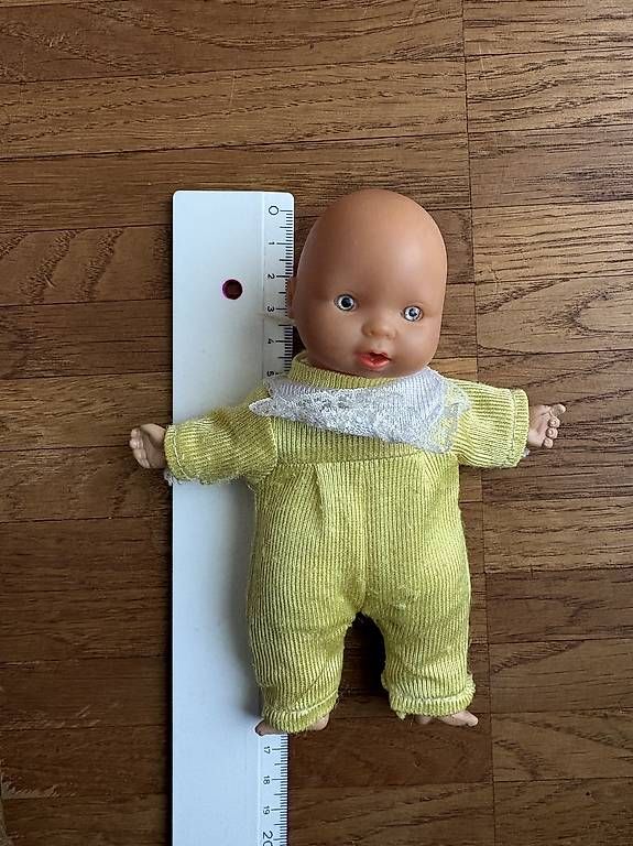 Puppen: Kleine Puppe inklusive Kleider – Gebraucht aus Zürich von sch_kqj7 1