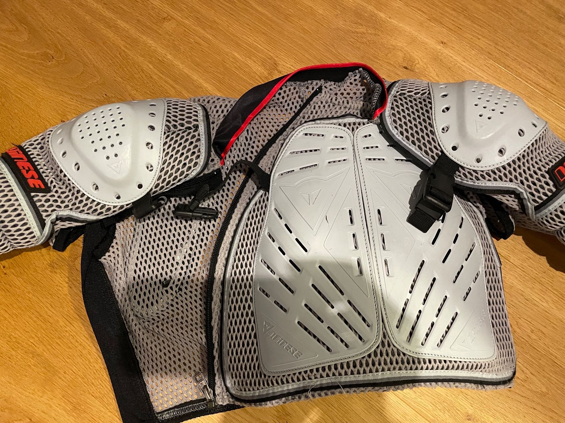 Dainese Protezioni & Imbottiture: Protektorenjacke Dainese Grösse M – Usato da Oberhofen Thun'see venduto da bluefootedboby 1