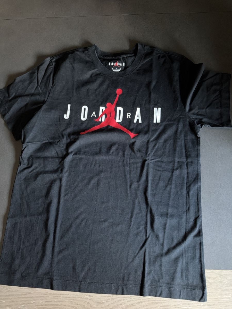 Jordan T-shirts: T-Shirt Jordan noir  – D'occasion à Châtelaine par Diogo.138