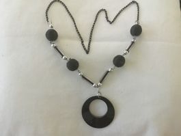 Long collier design anneau et perles noires