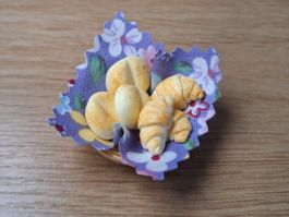 Handmade Weggli Gipfeli  im Korb, für Puppenhaus Maileg