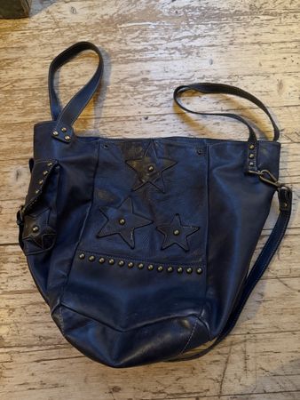 Ledertasche mit Nieten und Sternen