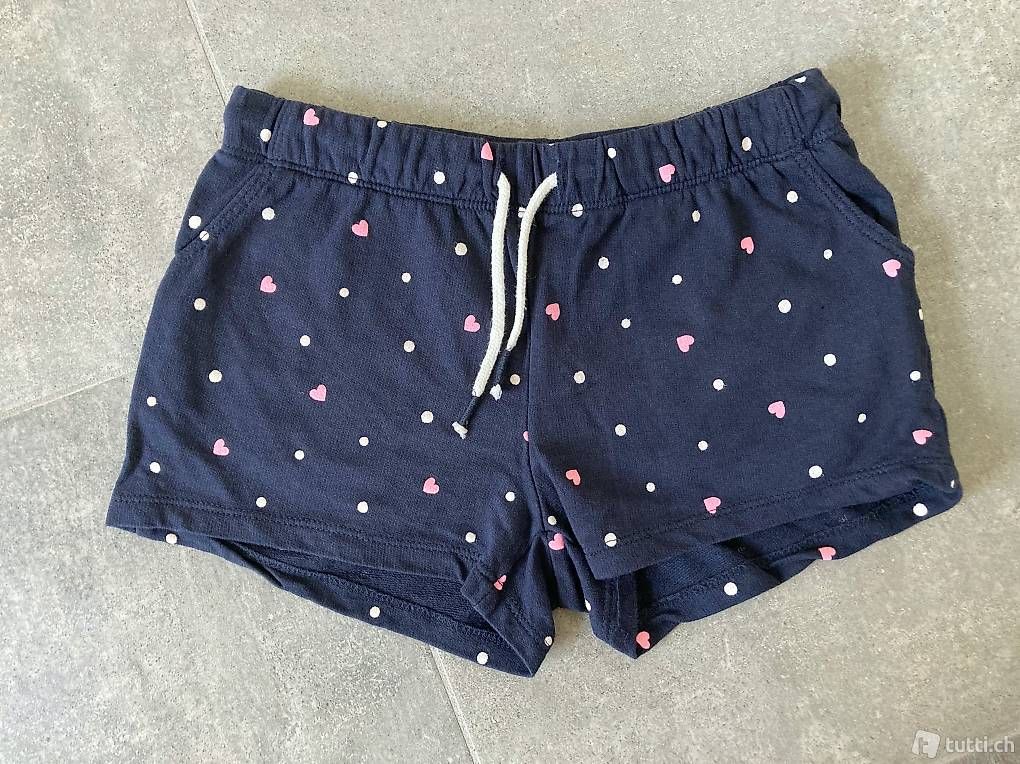 Pantaloni: Süsse kurze Mädchenhose (Gr. 122) – Usato da Hettlingen venduto da rselchi