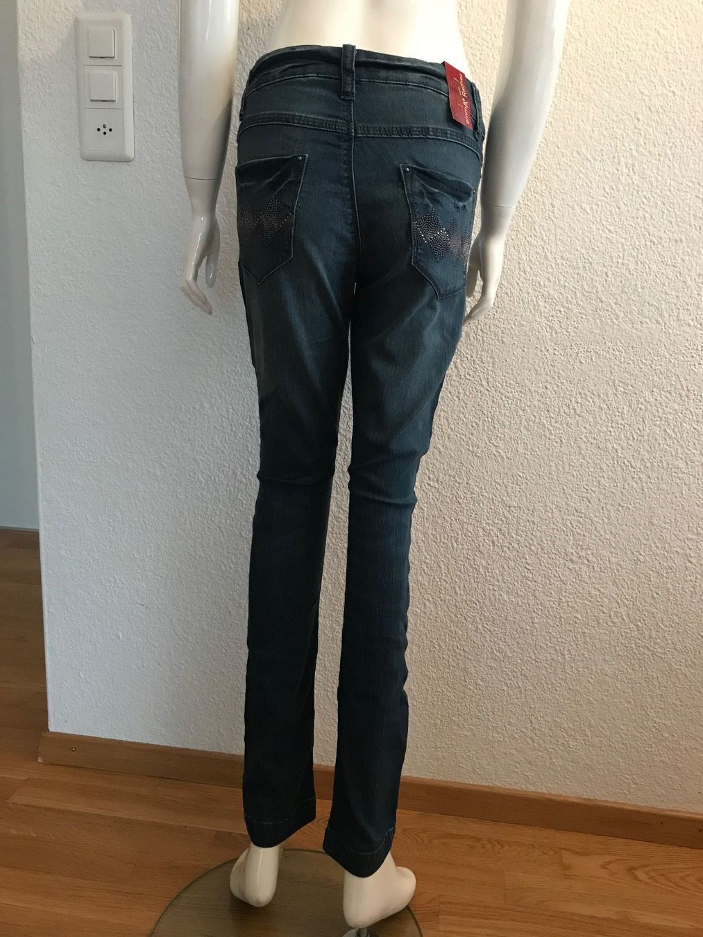Pantaloni: Dünne Jeanshose Neu Gr 34 – Nuovo e nell'imballaggio originale da Wettingen venduto da Goldstein_AG 2