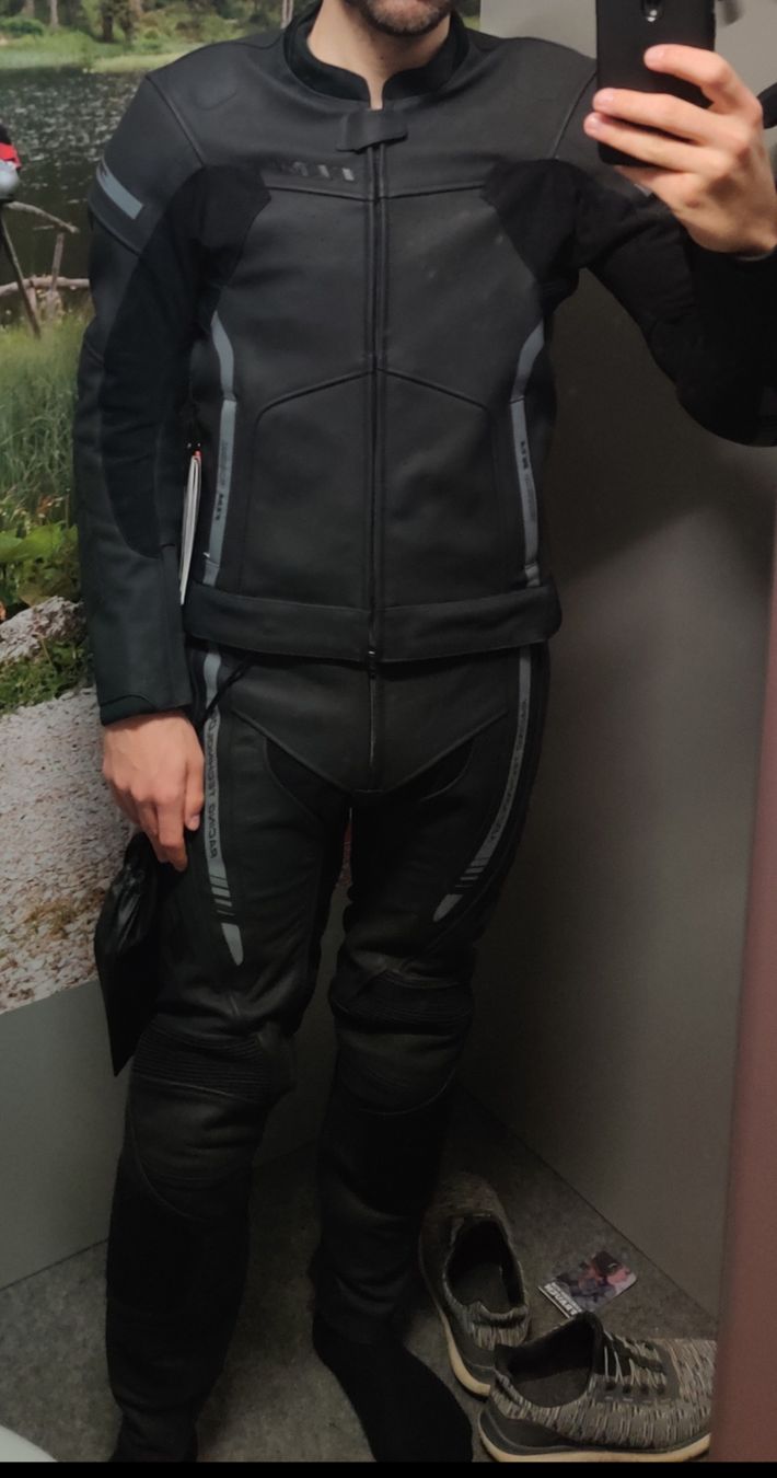 Lotti di vestiti: Motorrad Lederkluft Schutzkleidung  – Usato da Hünenberg See venduto da Klaus91
