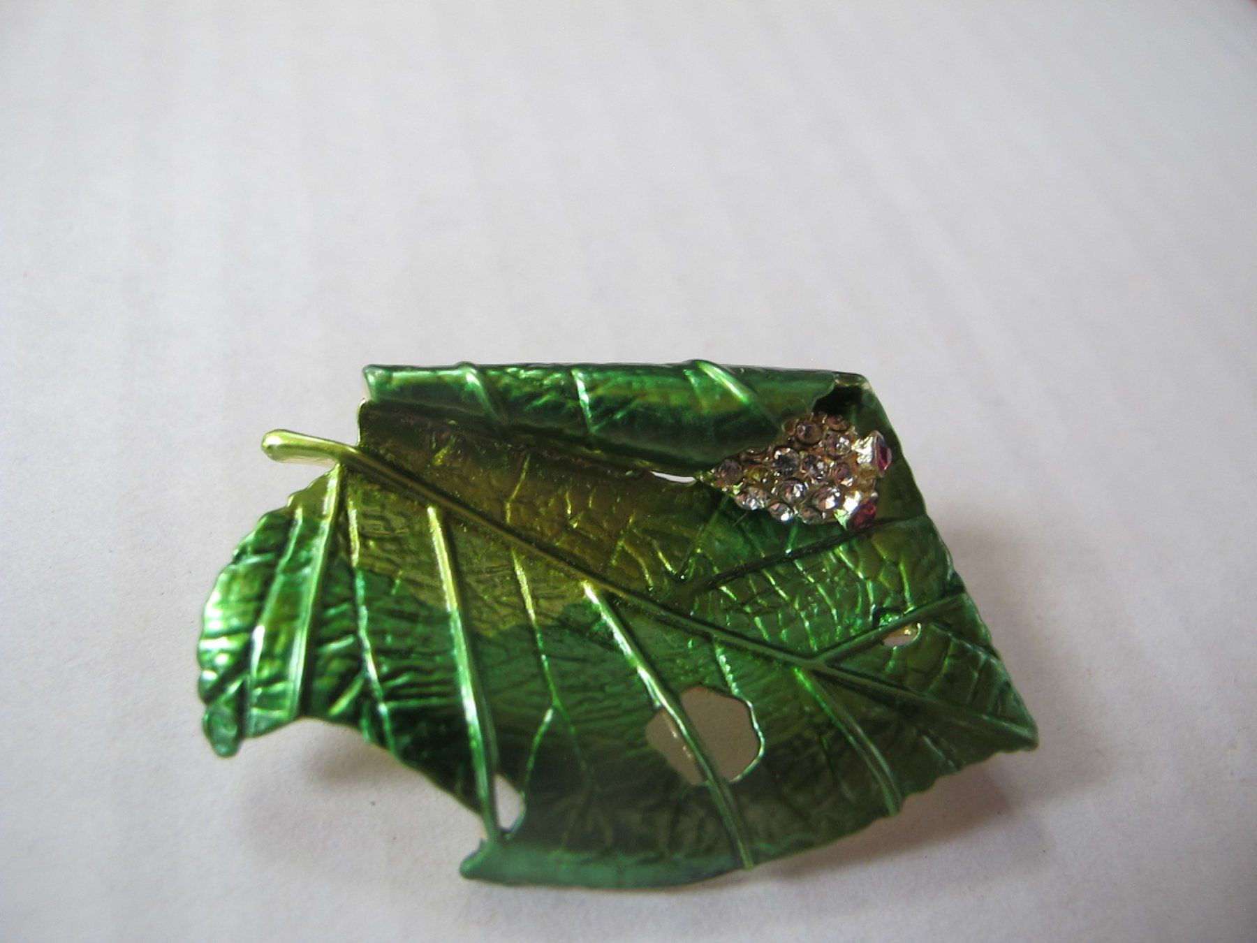Broches & Aiguilles: Grüne Blatt Brosche Blatt mit Raupe Strass – Neuf (Voir description) à Löhningen par Chimae67 2