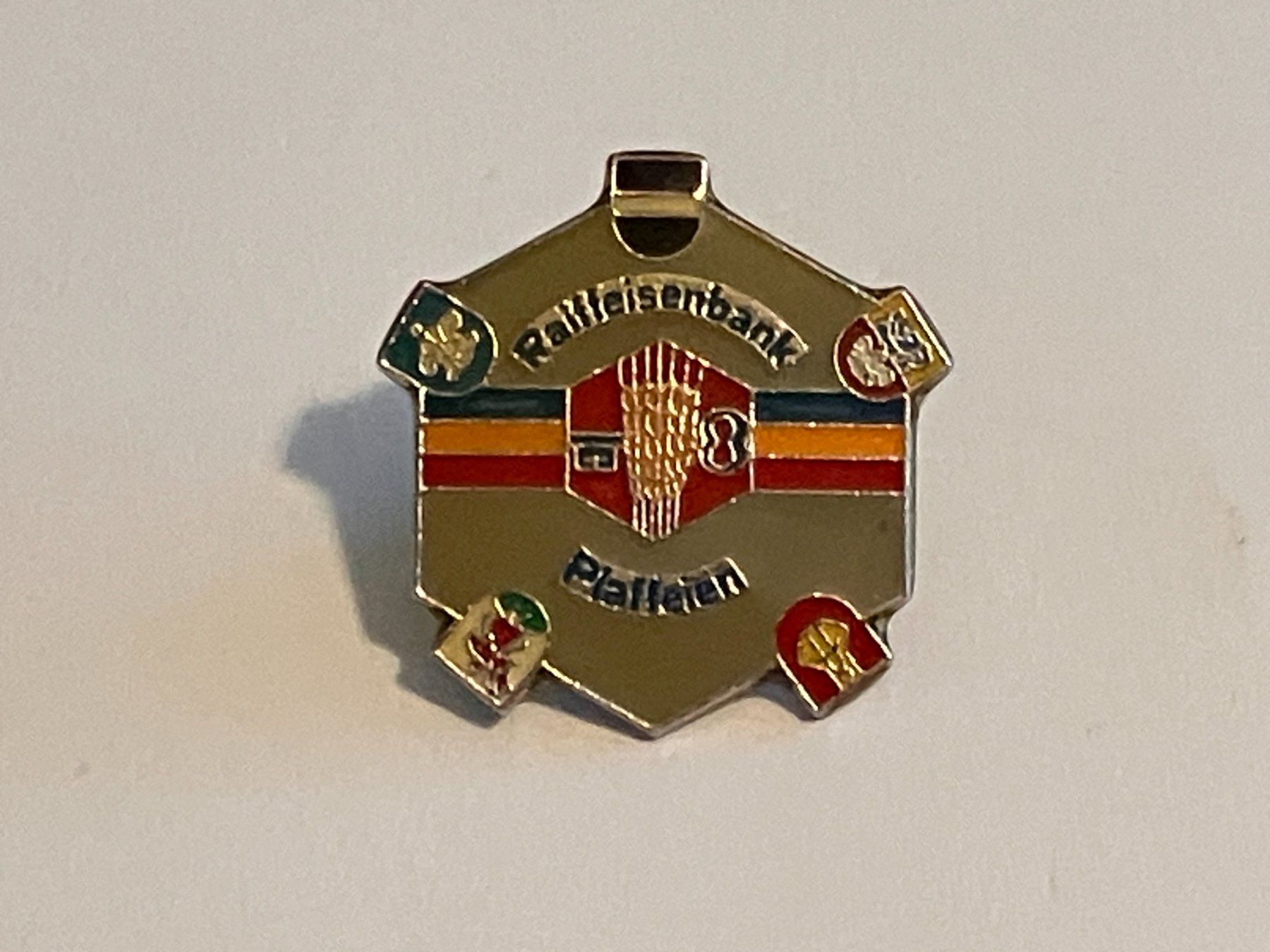 Placchette & Badge: 1 Pin Raiffeisenbank Pfaffelen – Usato da Basel venduto da djwwpp
