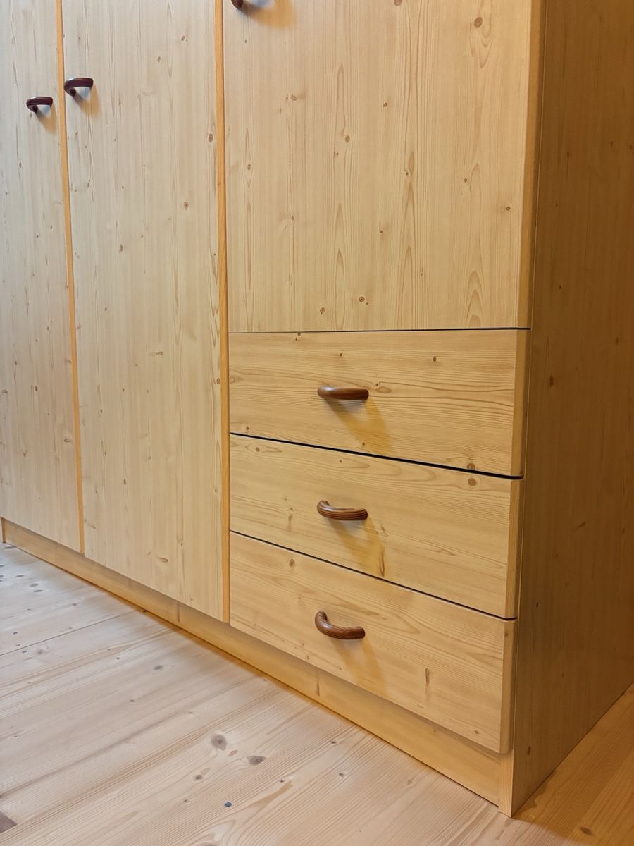 Armoires: Kleiderschrank funiert  – D'occasion à Rütihof par stravvberryv 3