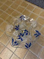 Glas-Fussschale mit Blumenmuster