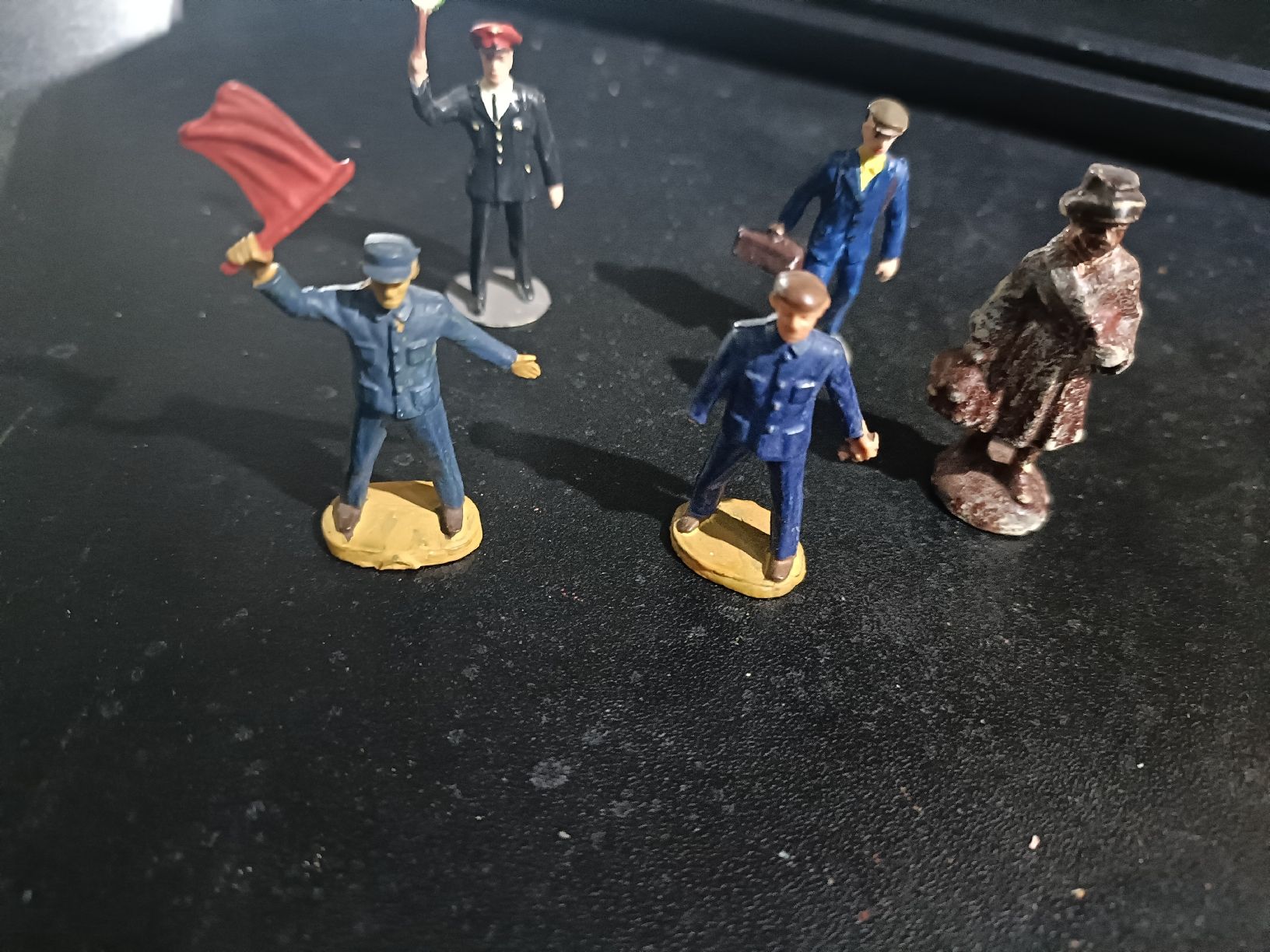 Modelleisenbahnen: Bahnhof Figuren Kunststoff Spur 0? Ca. 5 cm. gross.  – Gebraucht aus Mesocco von andergia