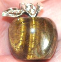 Anhänger F-714 – Apfel – Tigerauge – 2x2cm