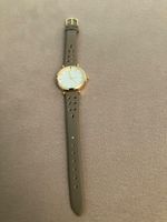 Elegante, einfache Damen Armbanduhr, gestanztes Muster, neu