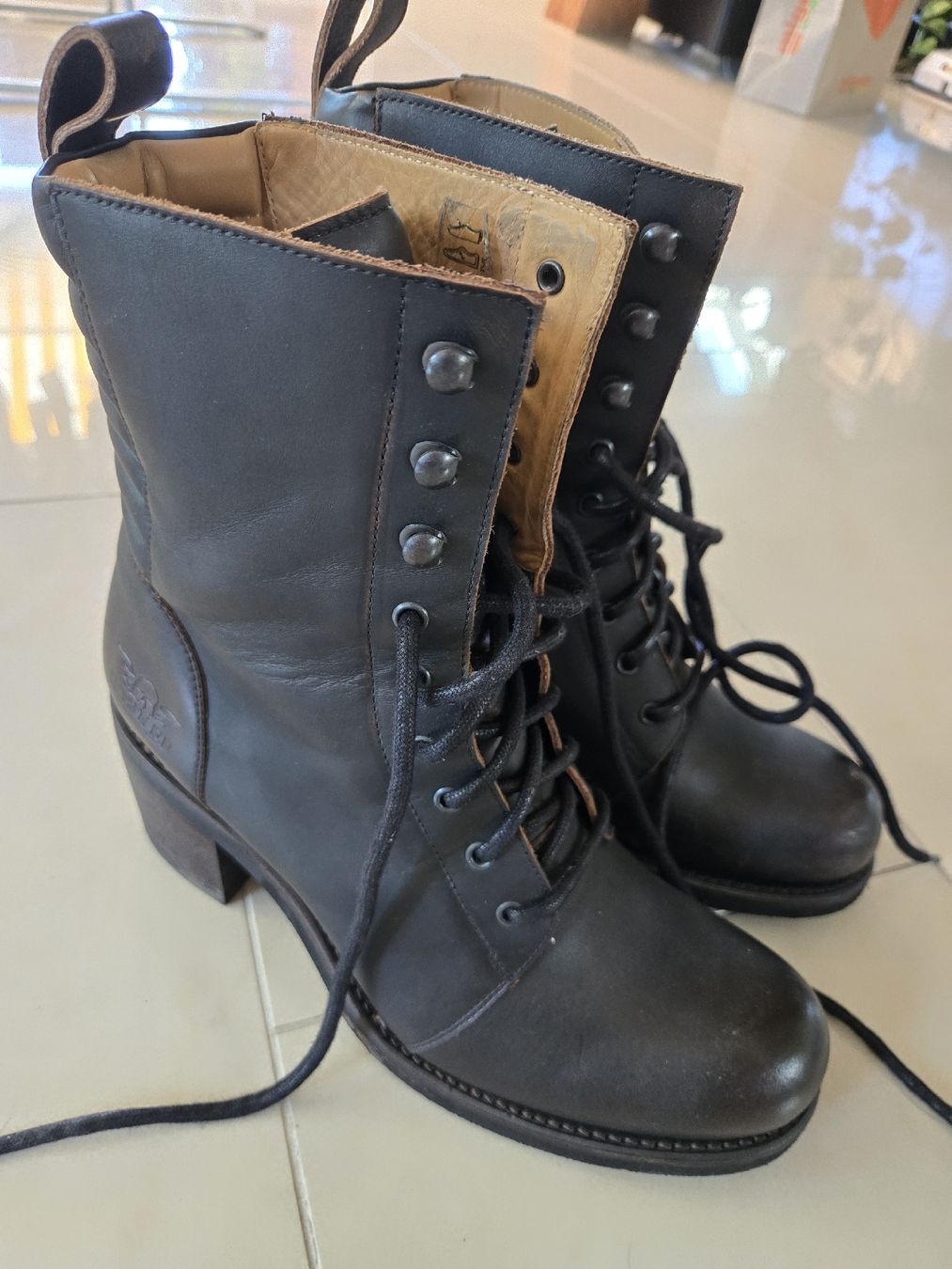 Rokker Scarpe da donna: Rokker Damen-Motorradstiefel Gr. 41 – Usato da Bern venduto da philacat