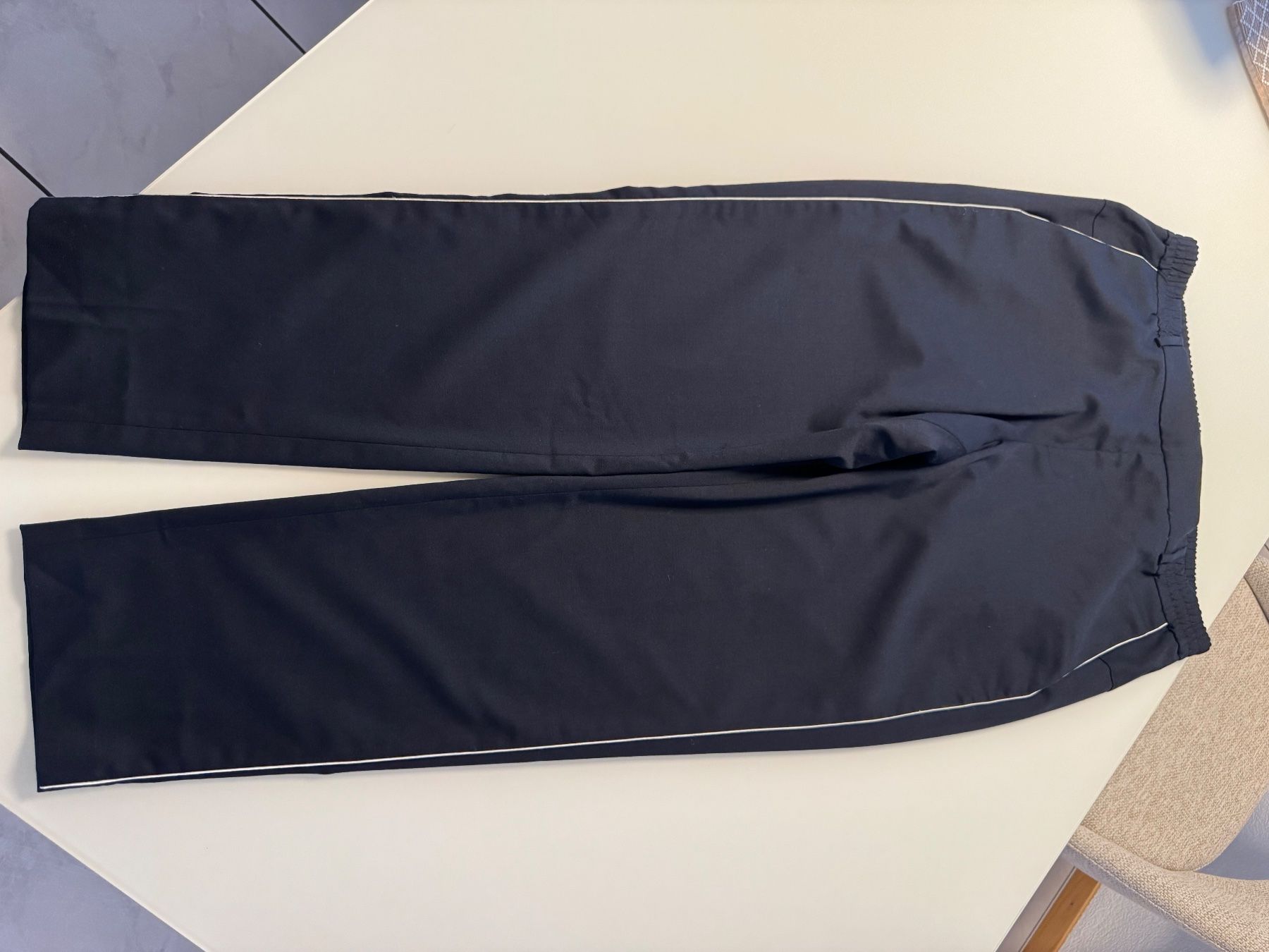 Karl Lagerfeld Pantaloni: Pantalon Karl Lagerfeld – Usato da Prez-vers-Noréaz venduto da jon_lm5f