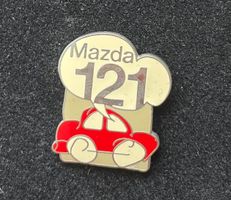 Mazda 121 Pin, rotes Auto, 90er