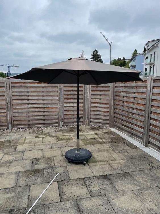 Sonnenschirm mit Ständer auf Rollen, Durchmesser 3m Kaufen auf Ricardo