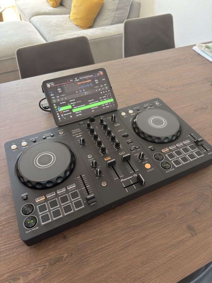 Pioneer Console di mixaggio: DJ Controller Pioneer DDJ-FLX4 New – Nuovo (secondo la descrizione) da Zürich venduto da Rocola26 6