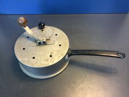 Gebrauchte kultige Kaffee Röstpfanne Handbetrieb mit Kurbel