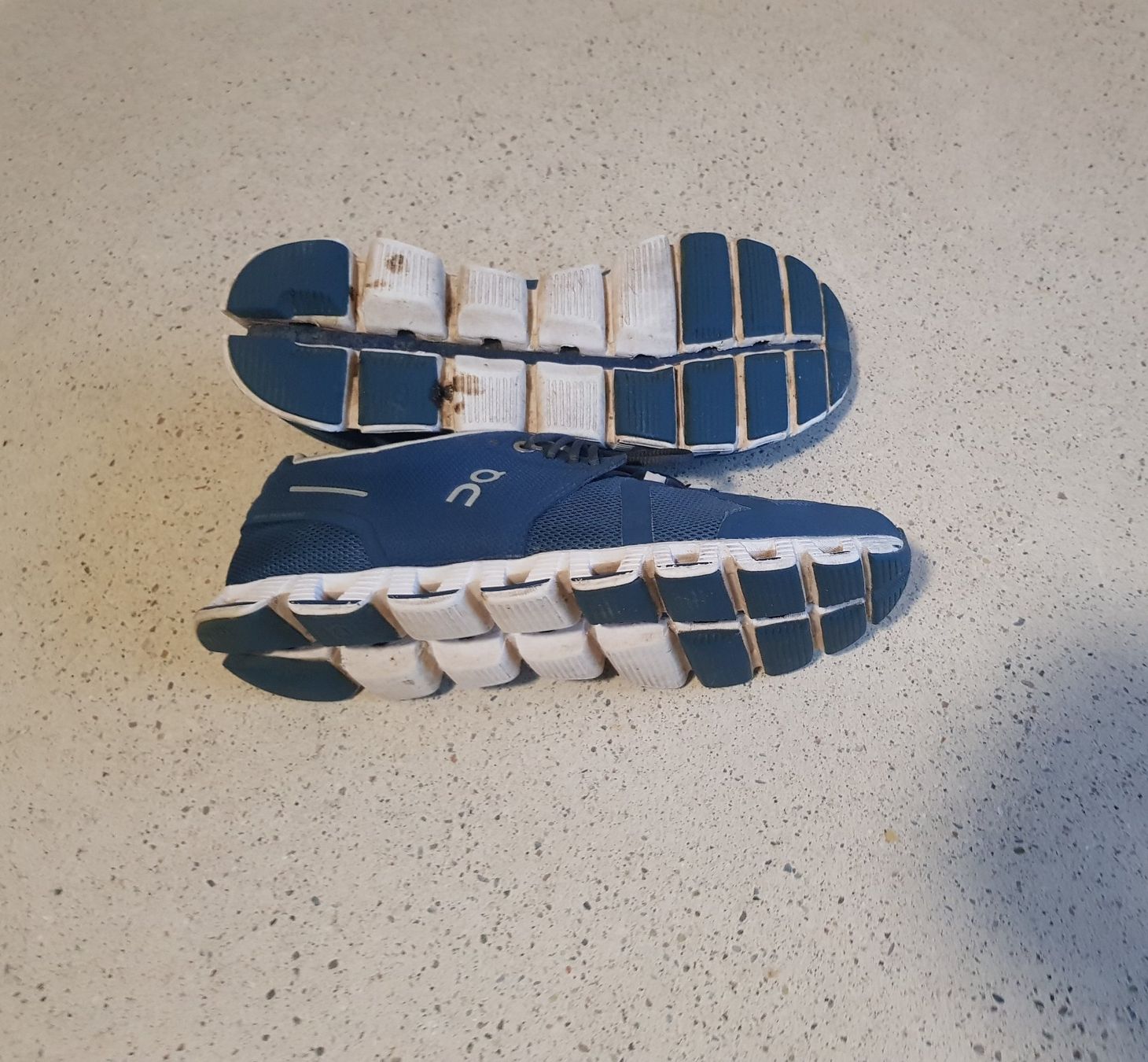 On Scarpe da donna: On Damen Laufschuh Grösse 41 – Usato da Basel venduto da Birs868 5