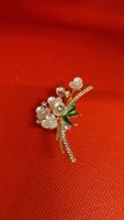 Elegante Brosche, mit Perlen und Strass