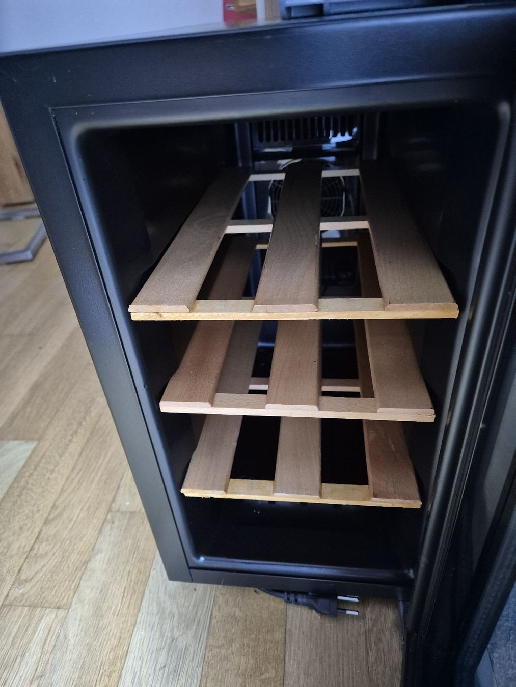 Kühlschrank: Kleiner, kompakter Weinkühlschrank – Gebraucht aus Oberarth von yannick-1995 1