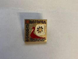 Badge Novgorod bateau voile doré émail style soviétique