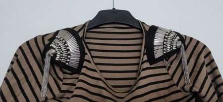 Langarmshirt gestreift mit Nieten-Applikation Gr. 164/170