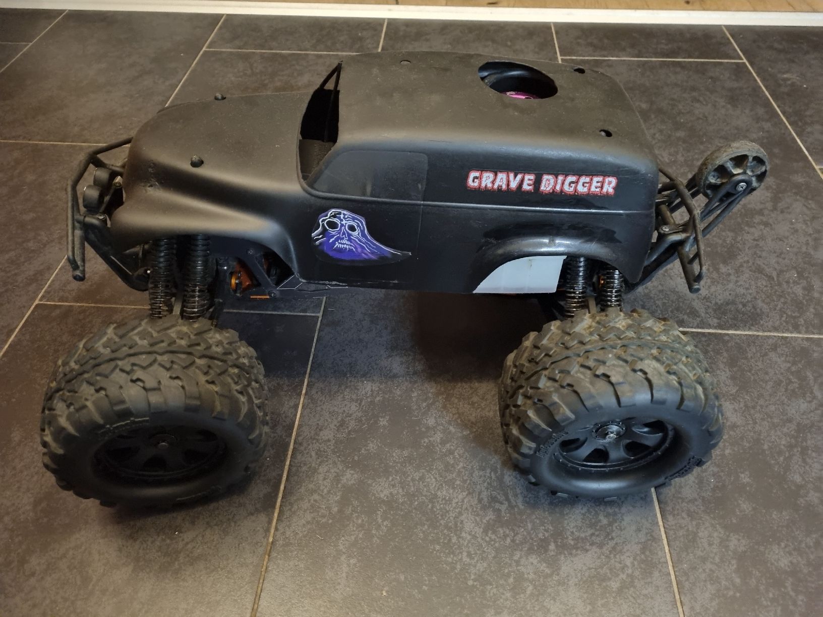 HPI Modellismo RC: HPI Savage X 1:8 Nitro mit Grave Digger Karo – Usato da Suberg venduto da AmStaffDaddy 2
