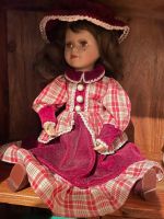 Porzellandoll mit Kleid und Hut