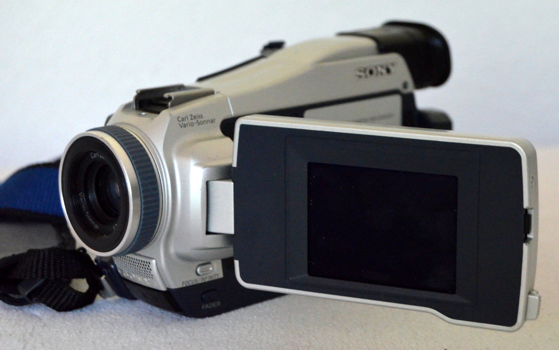 Sony Caméscopes: Sony DCR-TRV16E MiniDV Camcorder / caméscope – Défectueux à Collonges par arashee 4