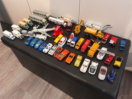 énorme lot de voiture hot wheels et tomicat env 45 pièces