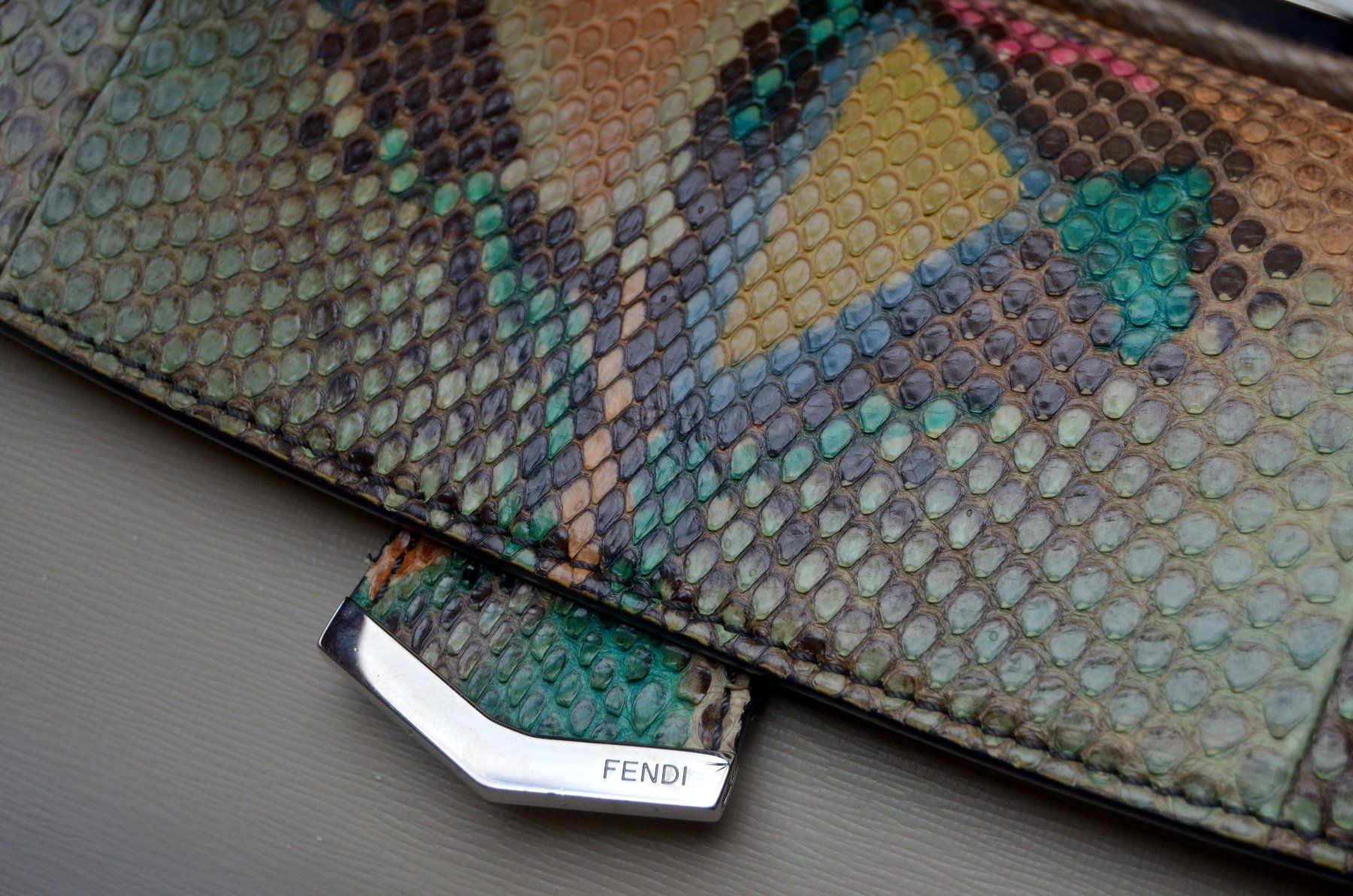 Fendi Taschen für Damen: Fendi Python Demi Jour Tasche / sac – Gebraucht aus Collonges von Auganien 5